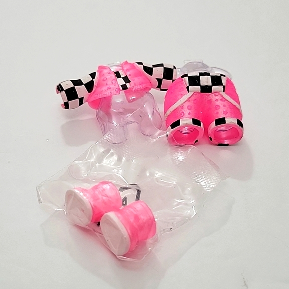 LOL Surprise Winter Disco Lot Pink Black White Race Outfit 3 Pcs Sealed Boots - Picture 1 of 2